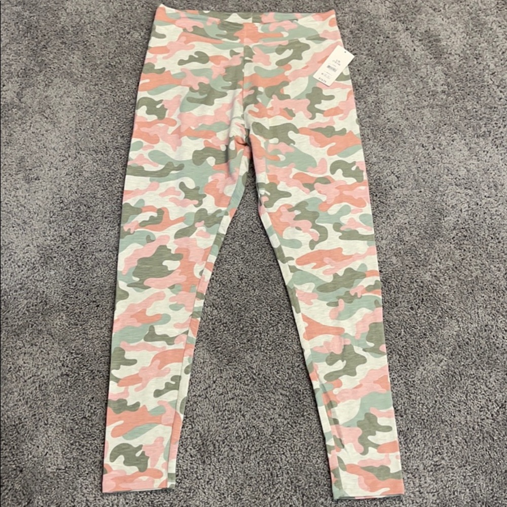 NWT Women’s pink camo soft leggings size L